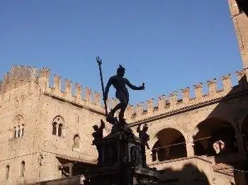 Знаменитая статуя Нептуна в центре Болоньи, большого студенческого городка Италии. Фотографии Кэтрин Робертс.