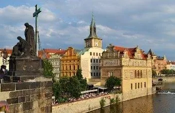 Вид с Карлова моста в Праге.