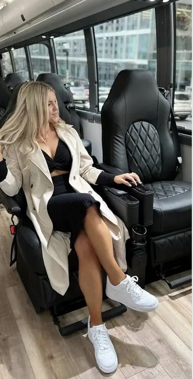 Автобус Jet славится своими сиденьями Hover, самыми удобными из всех, на которых вы когда-либо сидели.