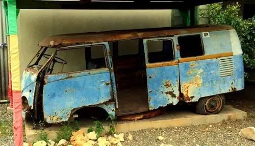 Ржавый корпус автофургона Volkswagen Боба Марли во дворе нижней Первой улицы в Тренч-Тауне, Западный Кингстон, Ямайка.