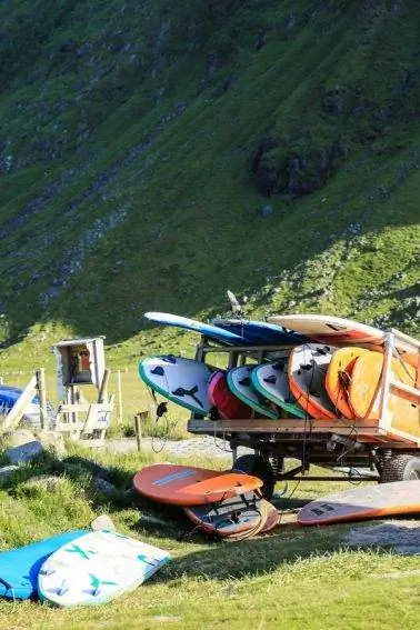Доски для серфинга ждут на Лофотенских островах. Фото Cabday/Foap/Visitnorway.com.