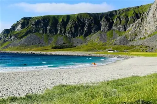 Unstad Beach - рай для серферов, пляж со скалами на Лофотенских островах. Foap-Cabday Unstad фото.