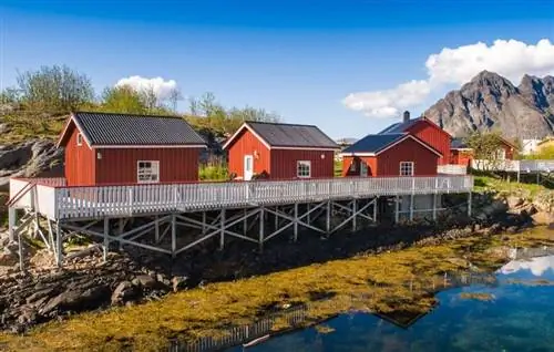 Эти уютные рыбацкие хижины, называемые Rorbu Cabins, - идеальное место для ночлега на Лофотенских островах.