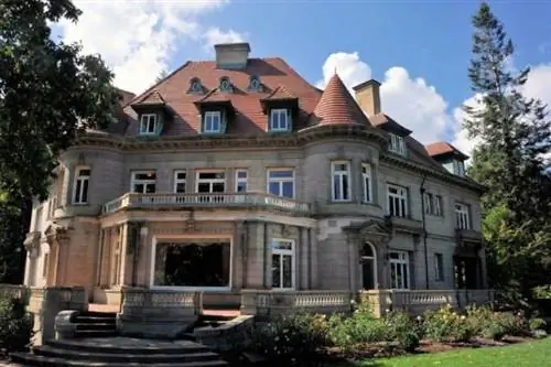 Особняк Питтока, построенный в 1914 году, с видом на Портленд, штат Орегон.