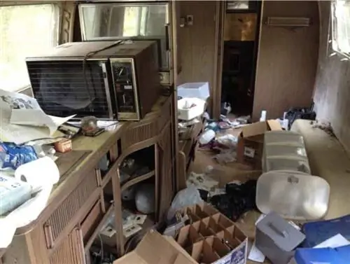 Взгляд на Airstream 1972 года до ремонта.