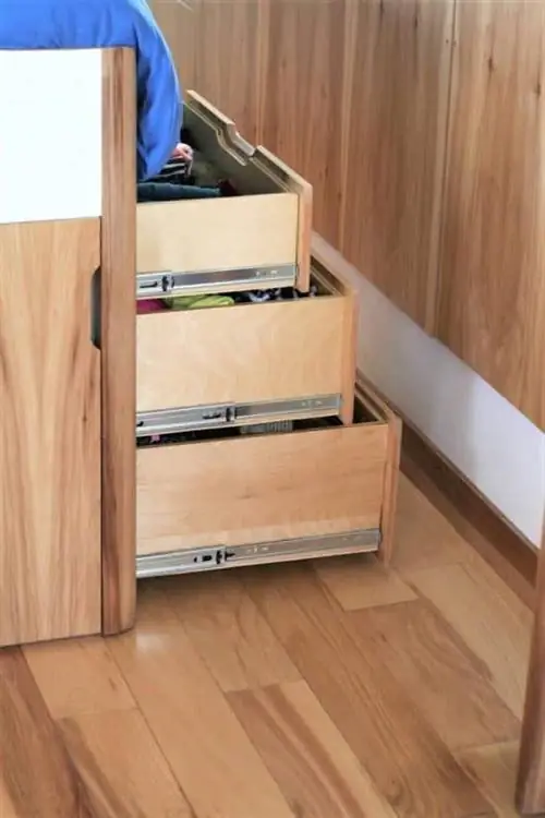 Приподнятая кровать обеспечивает хранение под кроватью в Airstream.