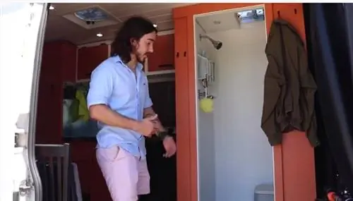 Инновации и изобретательность - отличные инструменты, когда думаешь о том, как создать душевую кабину в фургоне.