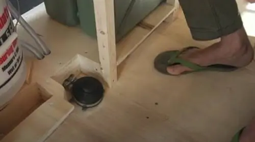 Раковины делают жизнь в фургоне более уютной