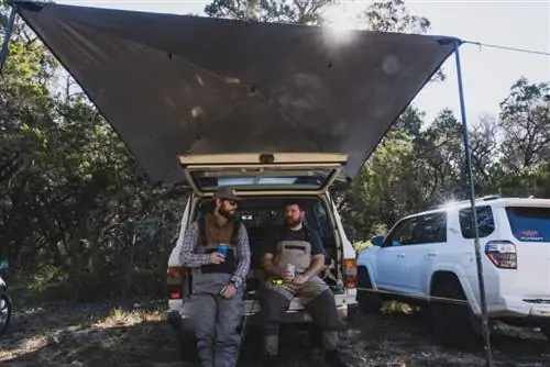 Тент Moon RV крепится к боковой части вашего RV с помощью мощных магнитов, он складывается до небольшого размера для упаковки.