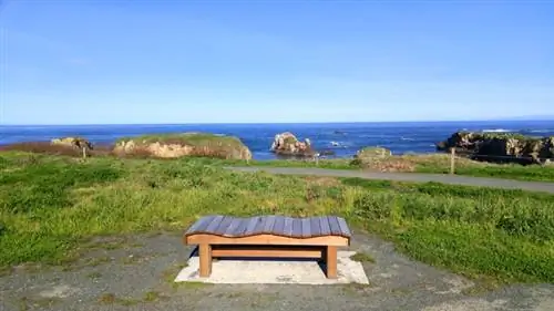 Скамейка для волн на прибрежной тропе Форт-Брэгга, Форт-Брэгг, Калифорния