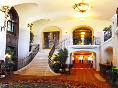 Элегантный интерьер исторического отеля Fairmont Banff Springs