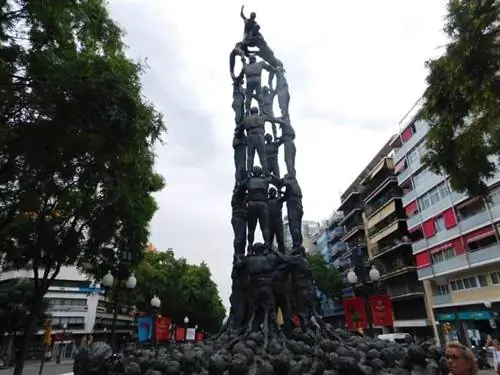 Статуя, изображающая кастеллеров, строящих человеческую башню, расположена на улице Рамбла-Нова.