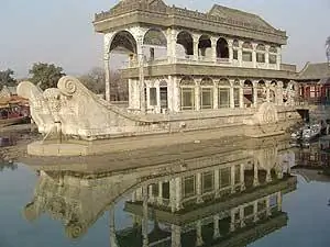 Каменная лодка в Китае