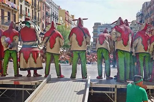 Местные жители в костюмах мифологических персонажей подожгли гигантские бенгальские огни на глазах у публики.