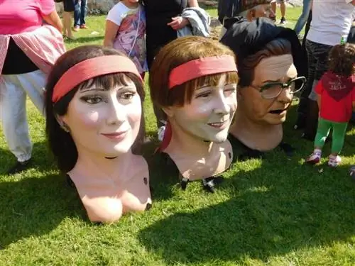 Гигантские головы ручной работы, называемые дьяволами, танцуют на улицах во время фестиваля Санта-Текла.