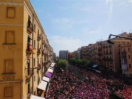 Сотни людей собираются в городе, чтобы посмотреть, как кастеллеры соревнуются в соревнованиях по возведению человеческих башен.