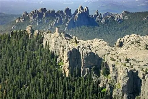 Вид на пик Харни в Блэк-Хиллз в Южной Дакоте с вертолета.