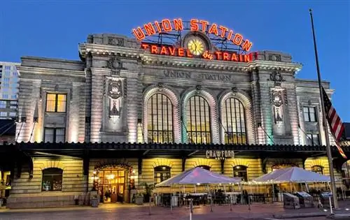Union Station в Денвере с девизом: «Путешествуйте на поезде».