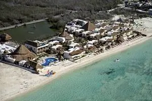 Вид с воздуха на Desire Riviera Maya, недалеко от Канкуна, Мексика. фотографии предоставлены курортом.