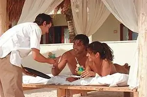 Наслаждайтесь обслуживанием в пляжном баре в палапе отеля Desires.