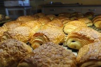 Круассаны из французской пекарни на главной улице