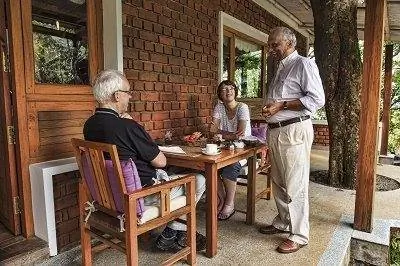 Доктор Саймон общается с гостями