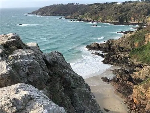 Ветреные пляжи на стороне Форт-Джордж на острове Гернси, расположенном у побережья Франции. Фотографии Макса Хартшорна.