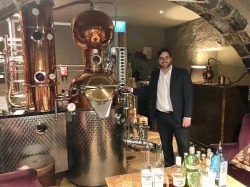 Брюс Маркес из отеля Bella Luce демонстрирует перегонный аппарат, который Люк Уэдон использует для приготовления джина на Гернси.