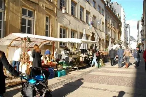 Оживленный рынок в центре города.