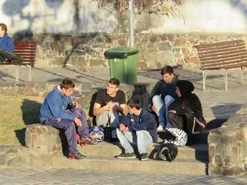 Друзья собираются на старой пристани для беседы и йерба мате.