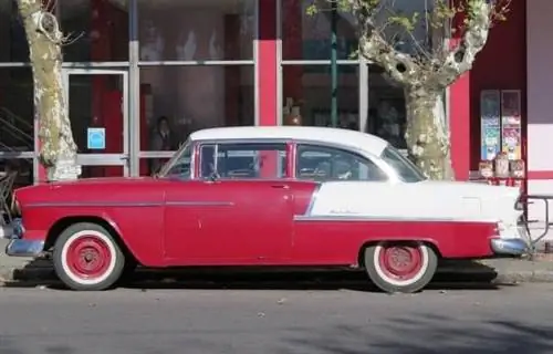 Один из многих ретро-автомобилей, которые ездят по Колонии.