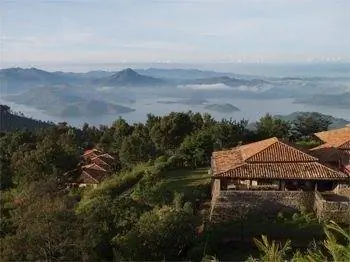 Вид на озеро Киву из Virunga Lodge Rwanda. Фото: Mahlatini African Travel.