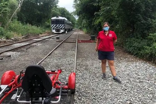 Rail Explorers использует двух- и четырехместные железнодорожные «велосипеды», которые крутят педали вдоль железнодорожного пути.