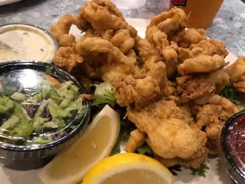 Жареные целые брюшки моллюсков в Lobster Hut, Ньюпорт, Род-Айленд.