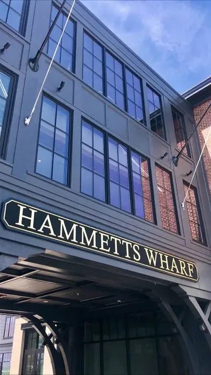 Hammet's Wharf - это место, где расположен отель, в центре Ньюпорта.