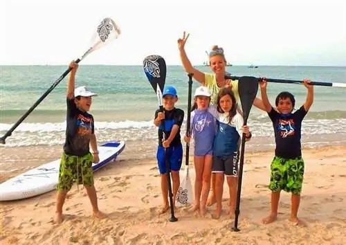 Мелинда позирует с детьми!