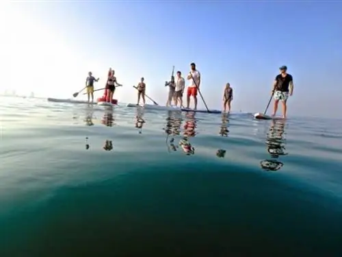 Катание на доске с веслом.