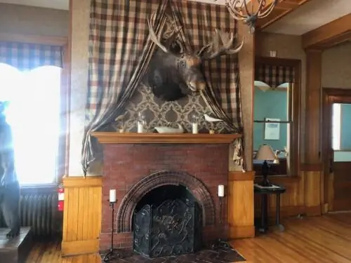 Внутри уютной гостиницы Rangeley Inn, в центре города Рэнджли, штат Мэн.