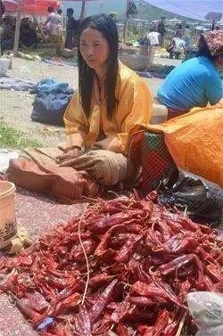 Продавец чили в Бутане. фото Кавиты Канан Чандры