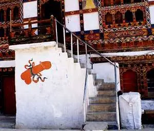 Летающие фаллосы часто рисуют на бутанских домах в честь «Божественного безумца» Друкпы Кинли.