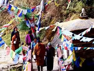 Паломники на пути к Тактшанг Гоэмба