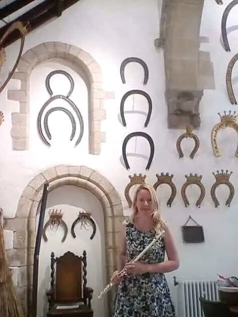 Автор внутри церкви в Ратленде, Англия.