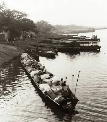 На таких длинных лодках доставляют припасы вверх по реке в стране, где нет дорог.
