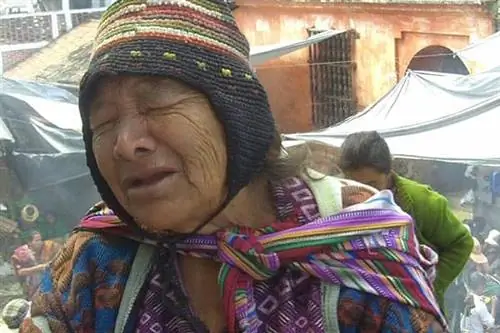 Женщина на рынке Чичикастенанго в Гватемале.