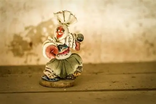 Кубинская кукла вуду терпеливо ждет, чтобы ее купили.