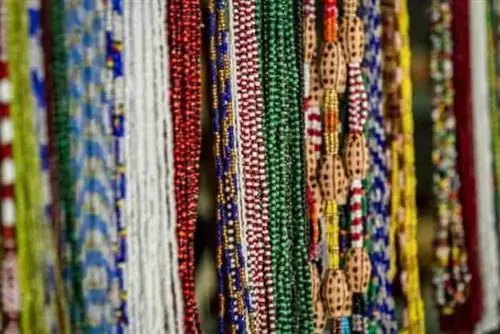 Цветные стеклянные бусины, известные как элекес, которые носят в зависимости от того, когда вы родились, и вашего связанного святого.