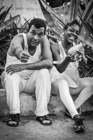 Муж и жена все в белом.