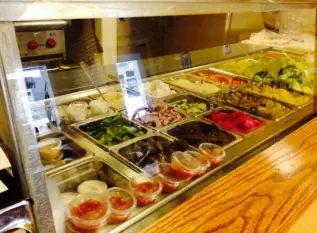 Вкусные начинки для питы в Pita Pocket в Амхерсте. Фото Yelp.com.