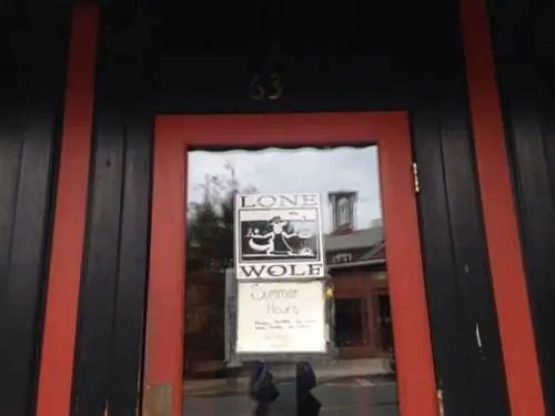 Одинокий волк в центре Амхерста. Любимый завтрак в долине пионеров!