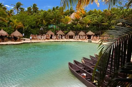 Гребцы/женщины прибывают в волнении - наконец наступает момент!